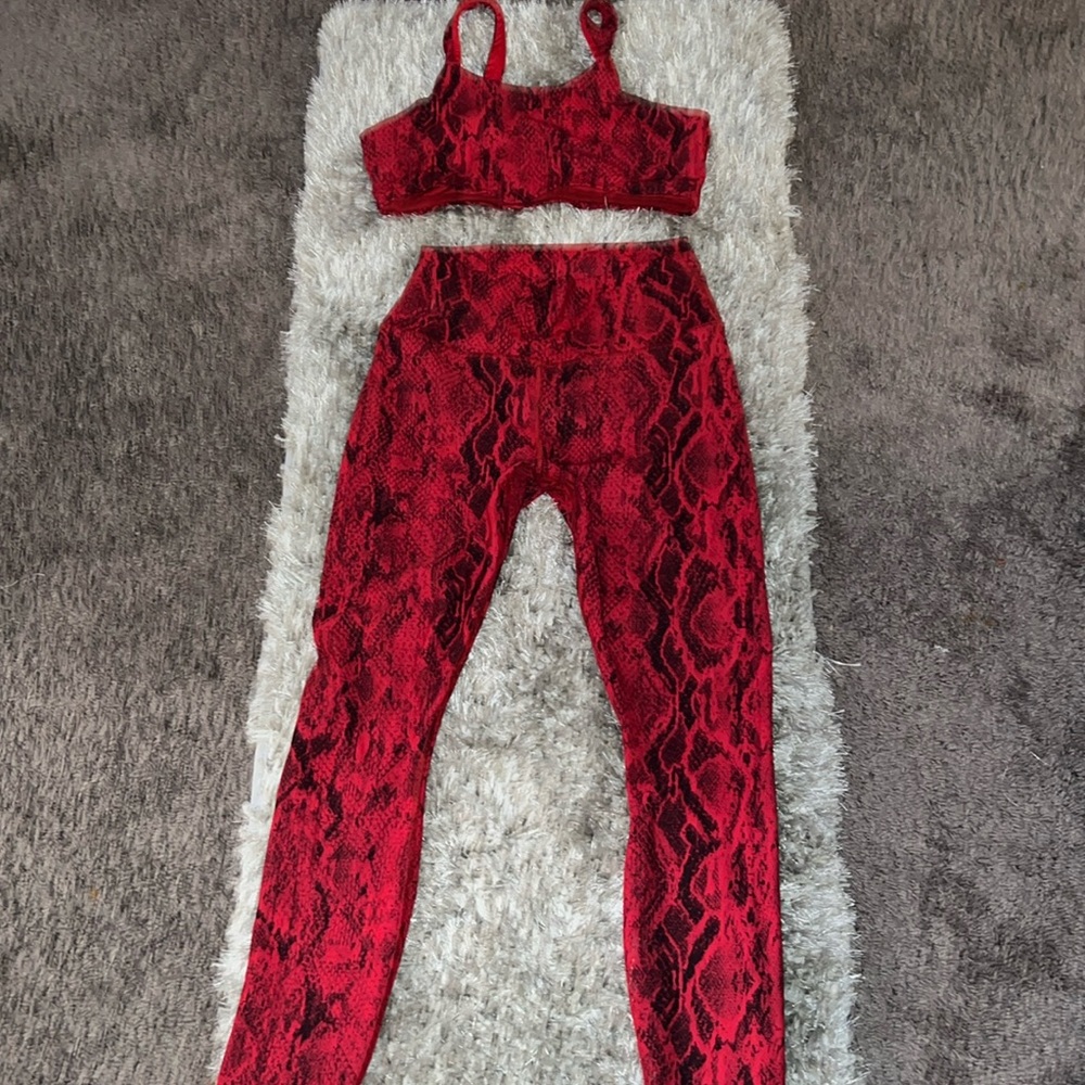 Alo set vapor leggings and matching sports bra